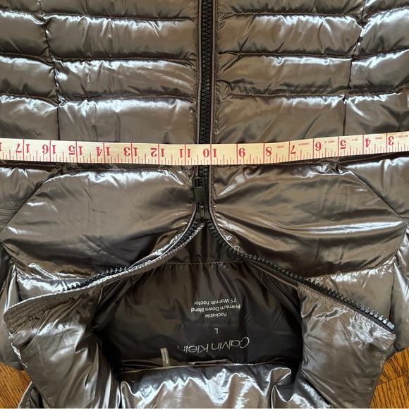 Calvin Klein Silver Puffer insulated jacket Size Large - Picture 3 of 8